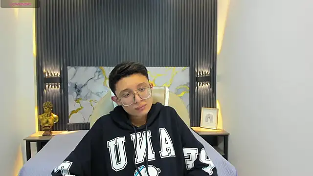 Snapshot of SantiagoRusso18 chatting on September 2025 12:22:01 PM SantiagoRusso18 online show from September 2025 12:22:01 PM