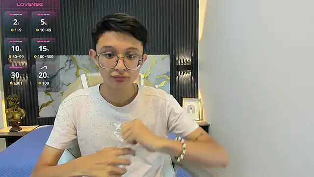 Snapshot of SantiagoRusso18 chatting on September 2025 12:33:01 PM SantiagoRusso18 online show from September 2025 12:33:01 PM