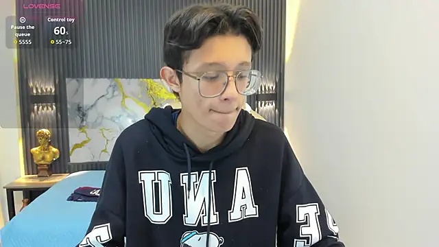 Snapshot of SantiagoRusso18 chatting on October 2025 12:02:01 PM SantiagoRusso18 online show from October 2025 12:02:01 PM