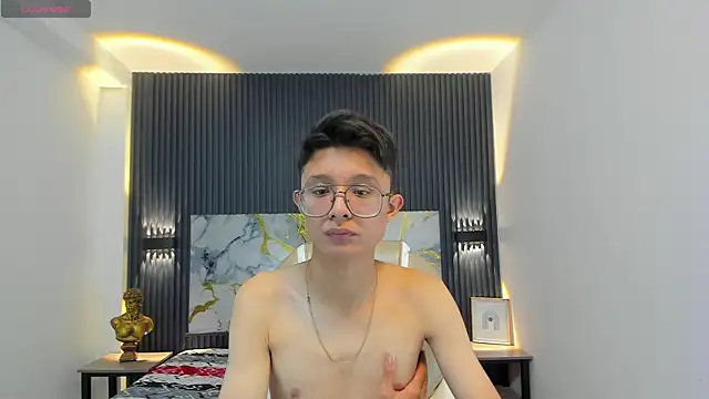 SantiagoRusso18 online show from December 2025 12:30:03 PM