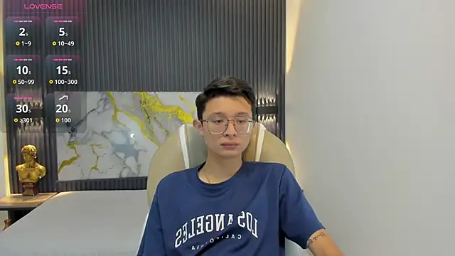 Snapshot of SantiagoRusso18 chatting on October 2025 12:40:01 PM SantiagoRusso18 online show from October 2025 12:40:01 PM