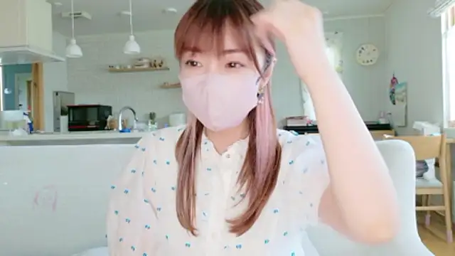 Snapshot of SUZU_1201 chatting on May 2026 04:12:02 AM SUZU 1201 online show from May 2026 04:12:02 AM