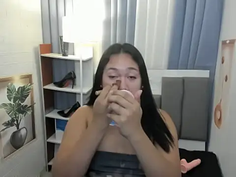 TsUncutKaren online show from December 2025 04:49:01 PM