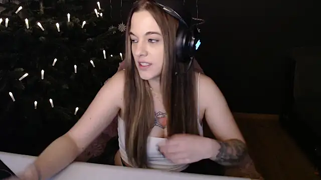 Luna Lynn online show from December 2025 05:13:01 PM