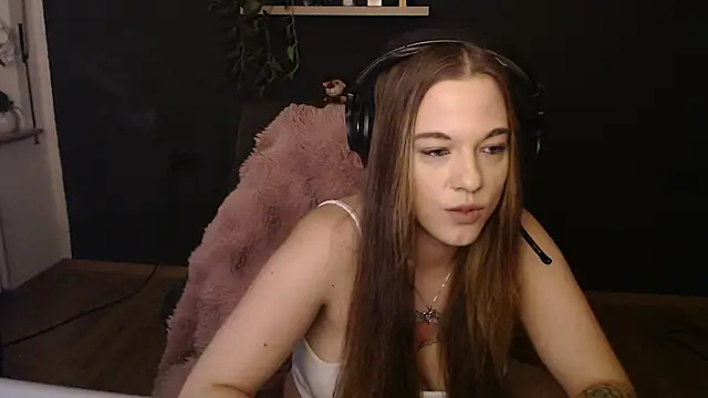 Snapshot of Luna_Lynn chatting on November 2025 08:20:01 PM Luna Lynn online show from November 2025 08:20:01 PM