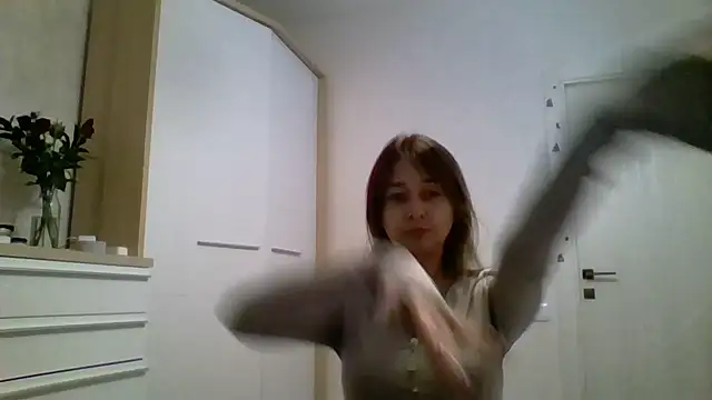 Avenique online show from October 2025 08:43:01 PM