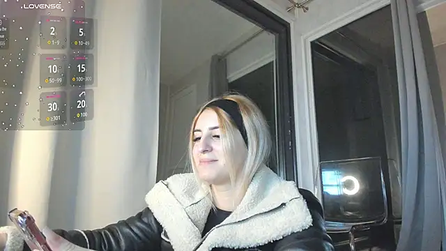 Ella Vee online show from November 2025 03:55:02 AM