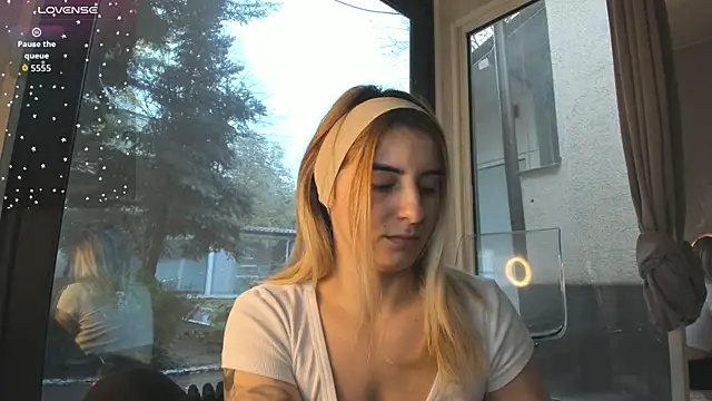 Ella Vee online show from November 2025 06:57:01 AM