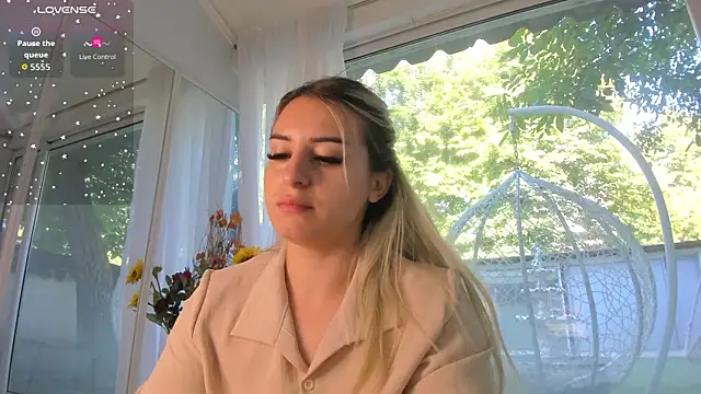 Ella Vee online show from June 2026 05:52:02 AM
