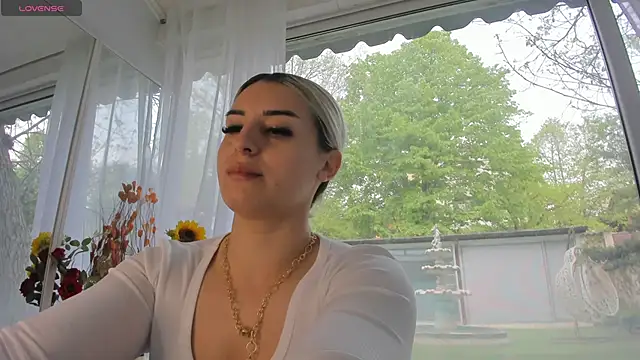 Ella Vee online show from April 2026 05:47:01 AM