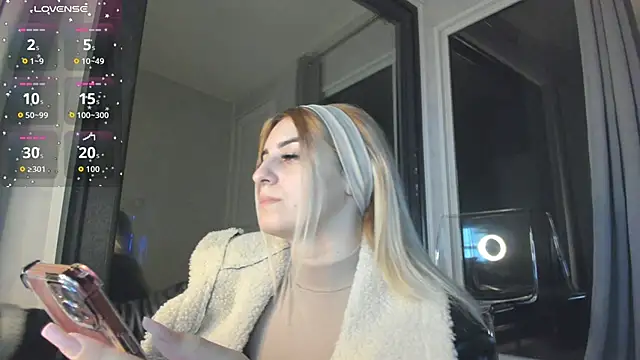 Ella Vee online show from November 2025 03:43:01 AM