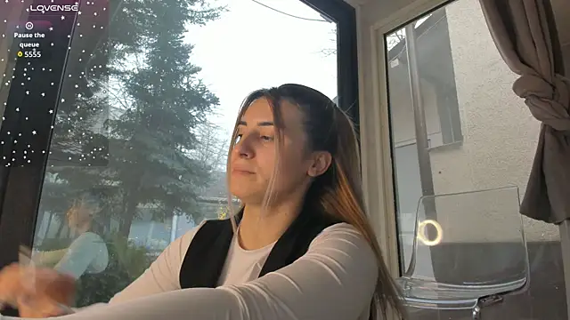 Ella Vee online show from December 2025 07:00:01 AM