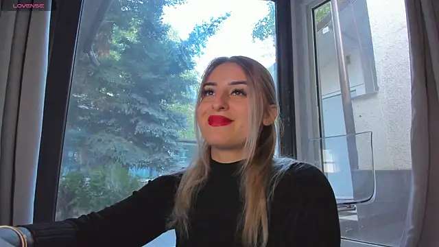 Ella Vee online show from October 2025 05:01:01 AM