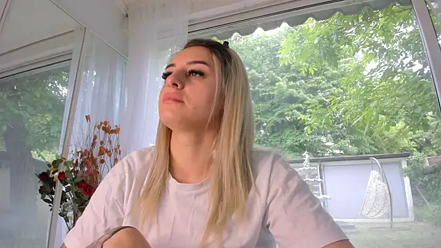 Snapshot of Ella_Vee chatting on May 2026 05:04:01 AM Ella Vee online show from May 2026 05:04:01 AM