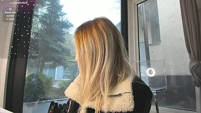 Ella Vee online show from November 2025 06:06:01 AM