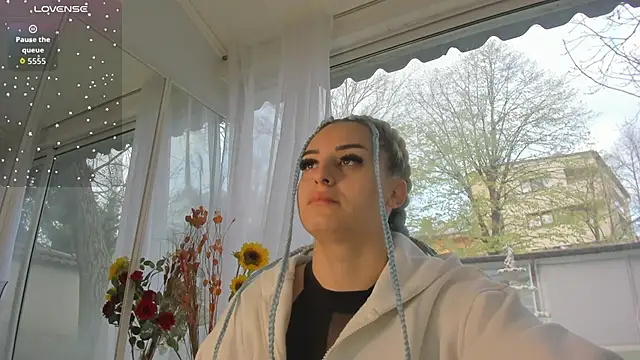 Ella Vee online show from April 2026 04:30:01 AM