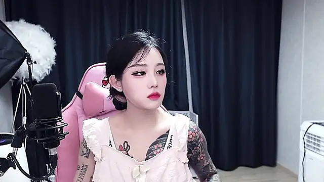 Snapshot of SHENSHEN-2025 chatting on October 2025 01:23:02 PM SHENSHEN-2025 online show from October 2025 01:23:02 PM