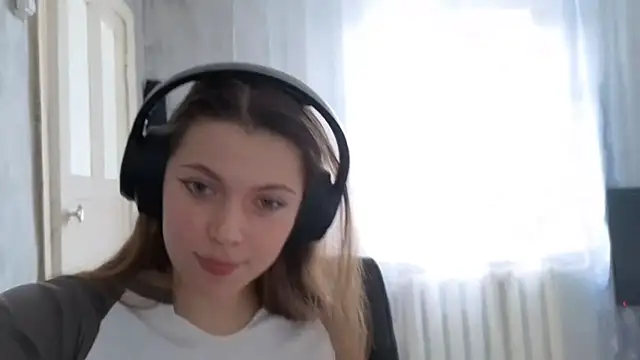 CutieAnny online show from December 2025 06:02:01 AM