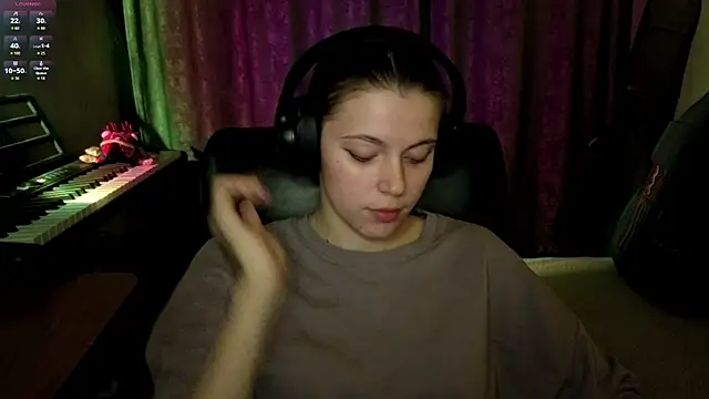 CutieAnny online show from April 2026 08:59:01 PM