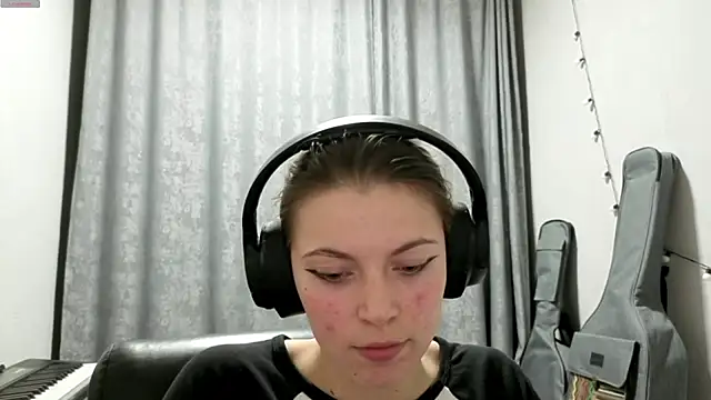 CutieAnny online show from April 2026 08:20:02 PM