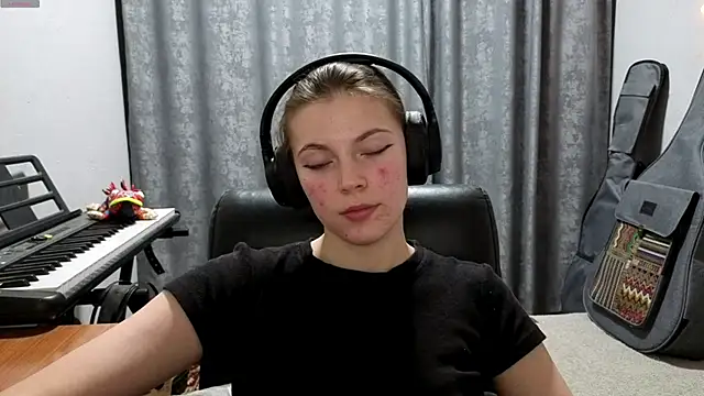 CutieAnny online show from April 2026 08:25:02 PM