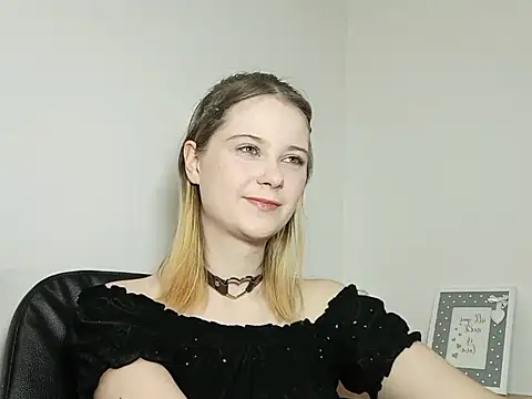 Snapshot of LydiaYoung chatting on September 2025 06:14:02 PM LydiaYoung online show from September 2025 06:14:02 PM