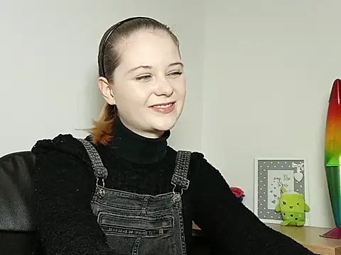 Snapshot of LydiaYoung chatting on October 2025 06:16:01 PM LydiaYoung online show from October 2025 06:16:01 PM