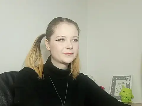 Snapshot of LydiaYoung chatting on October 2025 06:11:01 PM LydiaYoung online show from October 2025 06:11:01 PM