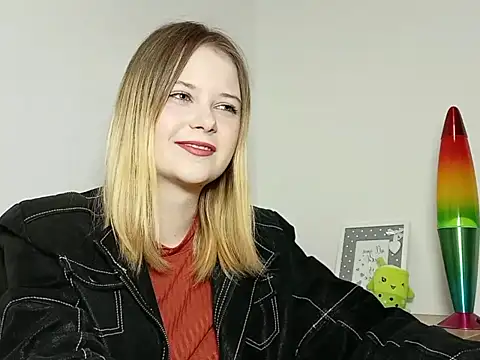 Snapshot of LydiaYoung chatting on October 2025 06:19:02 PM LydiaYoung online show from October 2025 06:19:02 PM