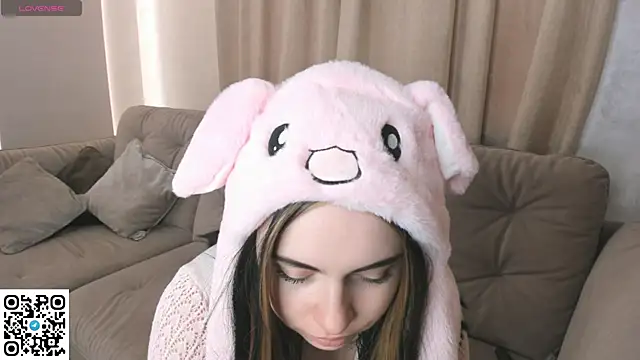 Snapshot of EvaBlimey chatting on November 2025 05:55:01 AM EvaBlimey online show from November 2025 05:55:01 AM