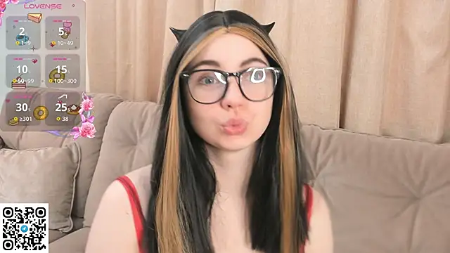 Snapshot of EvaBlimey chatting on November 2025 06:18:02 AM EvaBlimey online show from November 2025 06:18:02 AM