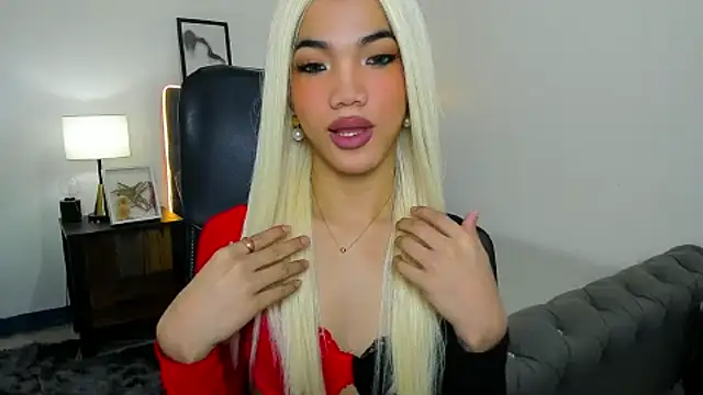 Snapshot of CassieSommereux chatting on October 2025 04:36:02 AM CassieSommereux online show from October 2025 04:36:02 AM