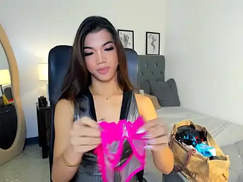 CassieSommereux online show from November 2025 05:28:01 PM