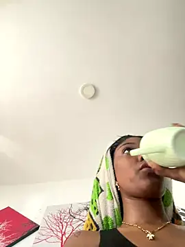 zaracollins01 online show from October 2025 05:03:02 PM