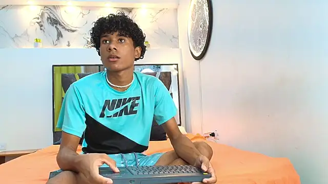 Snapshot of LONDON_BOYS1 chatting on October 2025 01:15:01 AM LONDON BOYS1 online show from October 2025 01:15:01 AM