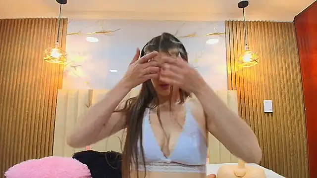 Dafne castro  online show from May 2026 07:39:02 PM