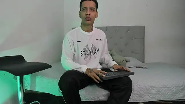 twinkDuohot online show from November 2025 02:39:01 AM