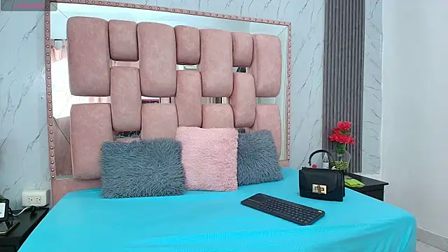 SofiaSommers online show from September 2025 07:18:01 PM