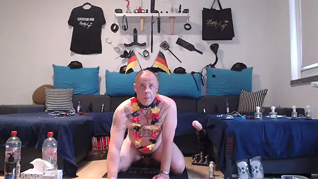 Snapshot of Sklave-Sille chatting on June 2026 05:01:01 PM Sklave-Sille online show from June 2026 05:01:01 PM