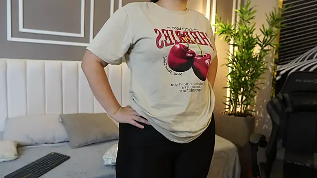 Tayler Kim online show from November 2025 06:25:01 PM