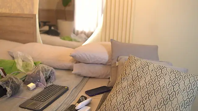 Tayler Kim online show from October 2025 07:00:01 PM