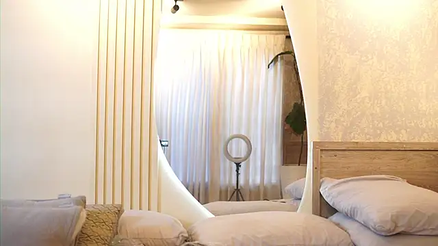 Tayler Kim online show from November 2025 07:28:02 PM