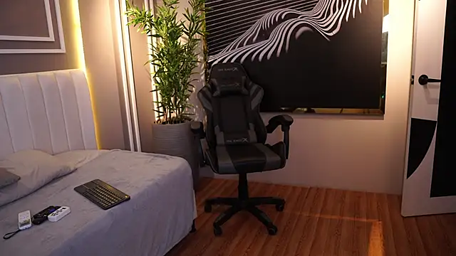 Tayler Kim online show from November 2025 07:03:01 PM