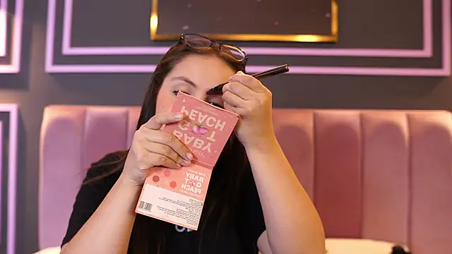 Tayler Kim online show from December 2025 07:38:01 PM