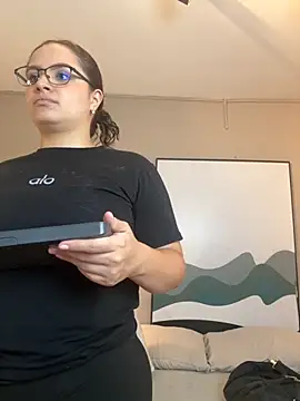 Tayler Kim online show from November 2025 06:52:01 PM