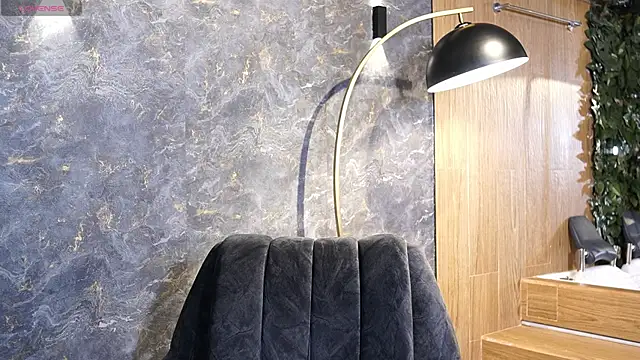 Tayler Kim online show from October 2025 06:30:02 PM