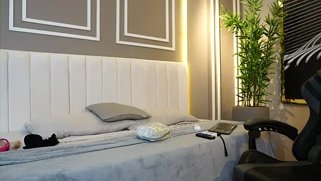 Tayler Kim online show from November 2025 06:34:01 PM