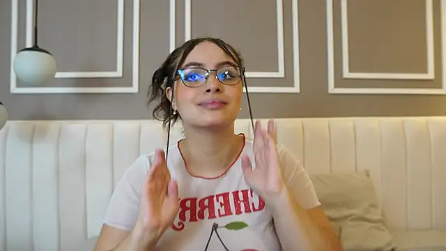 Tayler Kim online show from November 2025 05:17:01 PM