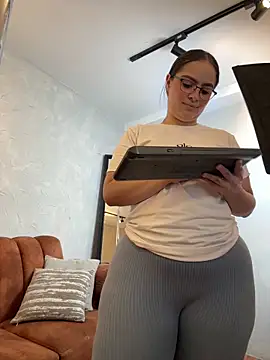 Tayler Kim online show from February 2026 06:43:02 PM