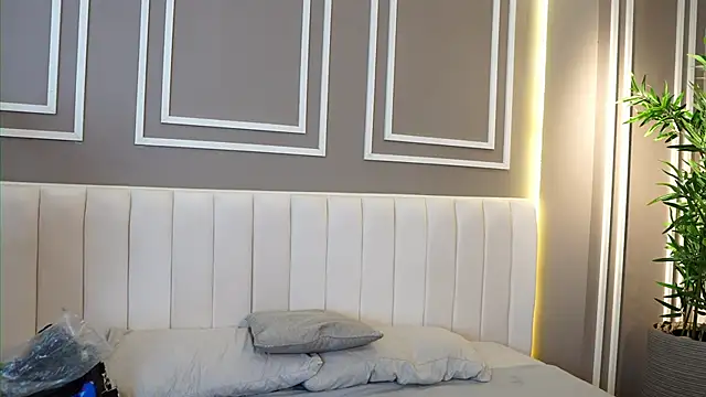 Tayler Kim online show from November 2025 06:23:01 PM